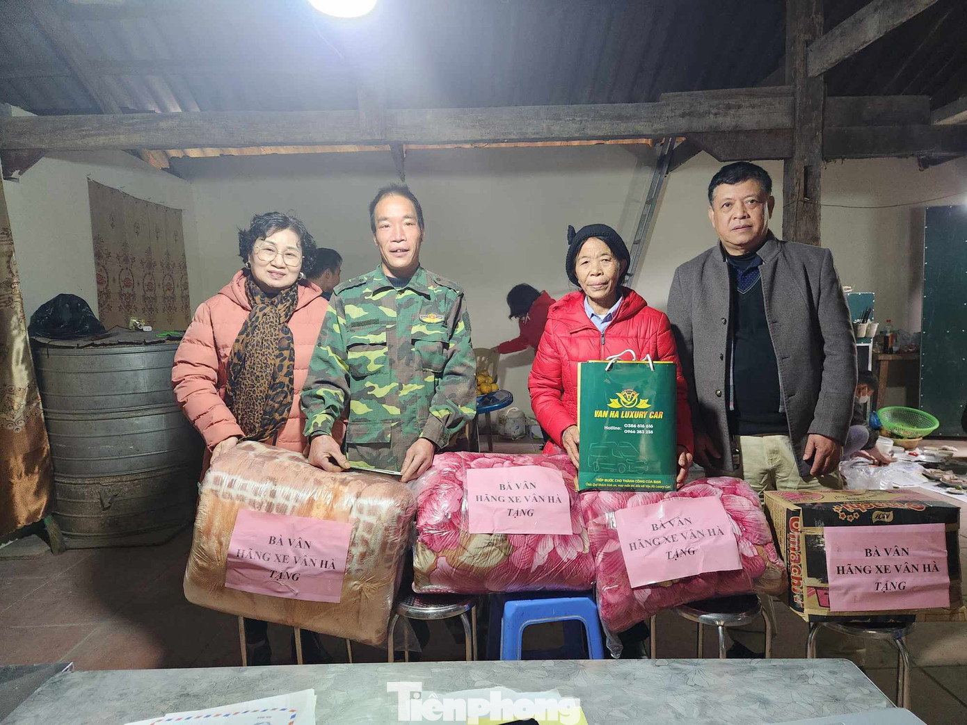 Hãng xe Vân Hà vui mừng, tặng quà. Ảnh: Duy Chiến Hãng xe Vân Hà vui mừng, tặng quà. Ảnh: Duy Chiến