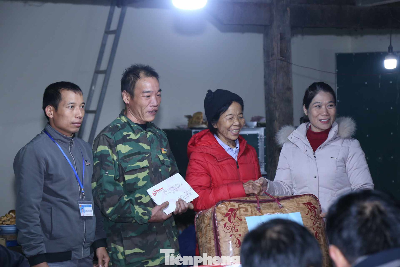 Gia đình ông Chiến nhận quà của Ủy ban MTTQVN huyện Chi Lăng. Ảnh: Duy Chiến Gia đình ông Chiến nhận quà của Ủy ban MTTQVN huyện Chi Lăng. Ảnh: Duy Chiến