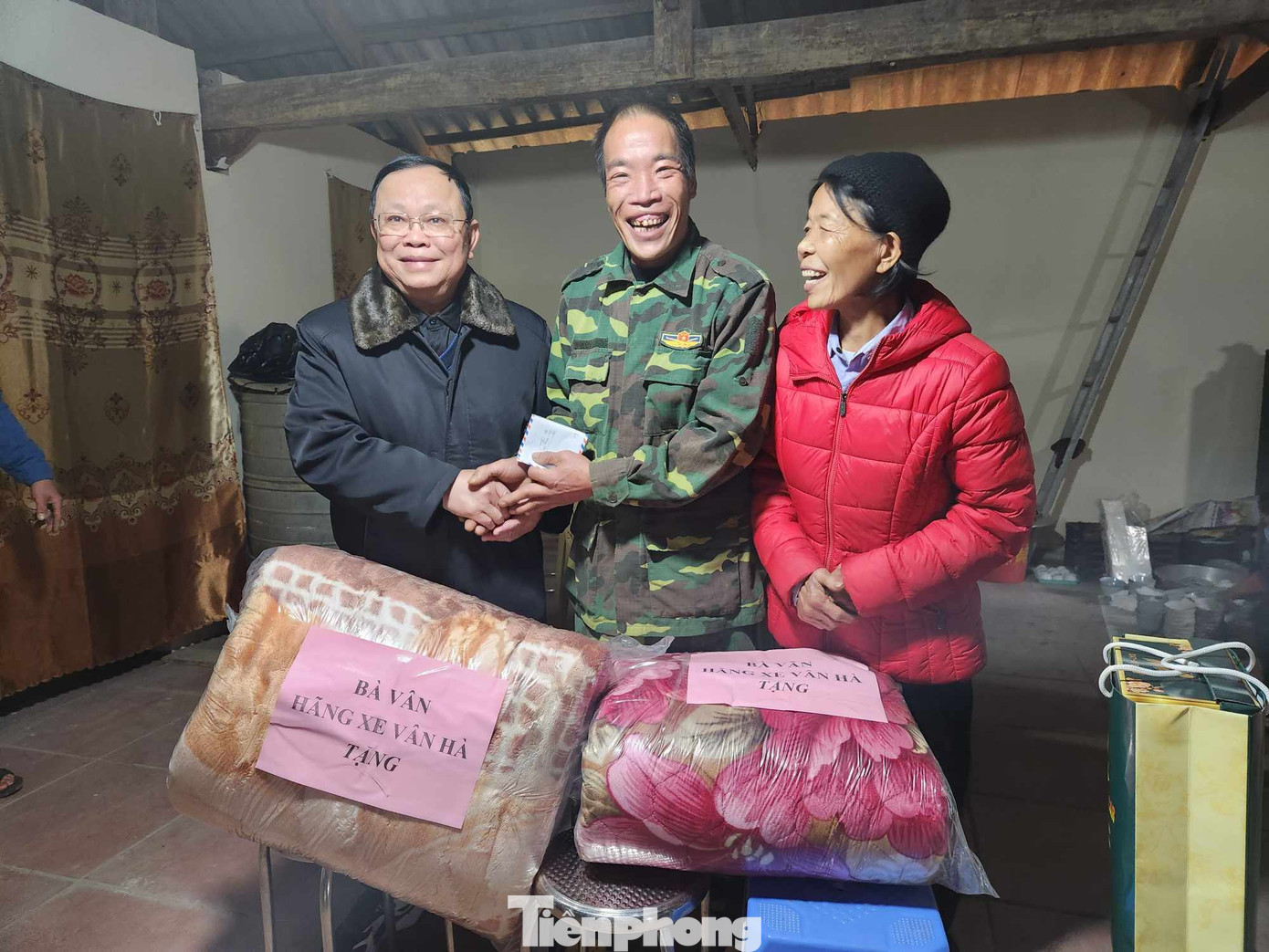 Ông Nông Văn Thảm, nguyên Trưởng ban Tuyên giáo Tỉnh ủy Lạng Sơn trao quà. Ảnh: Duy Chiến Ông Nông Văn Thảm, nguyên Trưởng ban Tuyên giáo Tỉnh ủy Lạng Sơn trao quà. Ảnh: Duy Chiến