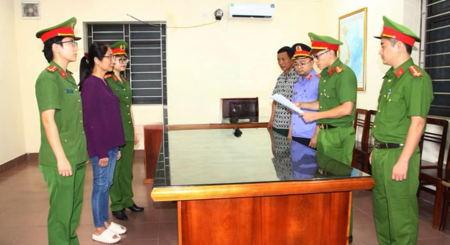 CQĐT tống đạt quyết định khởi tố bị can đối với bà Bùi Thị Hồng Vân. CQĐT tống đạt quyết định khởi tố bị can đối với bà Bùi Thị Hồng Vân.