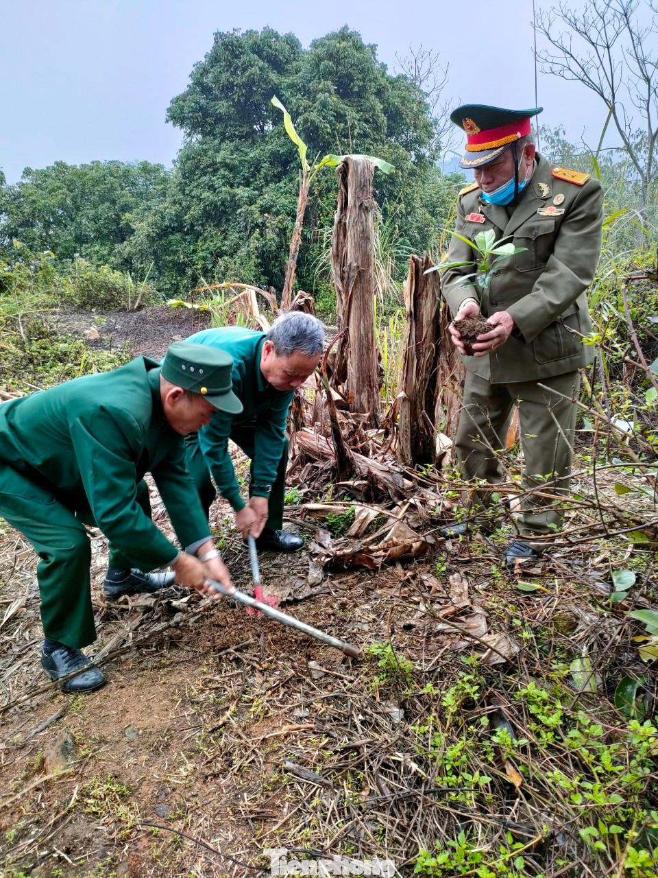 Các cựu chiến binh từng chiến đấu ở mặt trận Lạng Sơn năm 1979 trồng cây ở pháo đài Đồng Đăng, trưa 17/2/2022. Ảnh: Duy Chiến Các cựu chiến binh từng chiến đấu ở mặt trận Lạng Sơn năm 1979 trồng cây ở pháo đài Đồng Đăng, trưa 17/2/2022. Ảnh: Duy Chiến