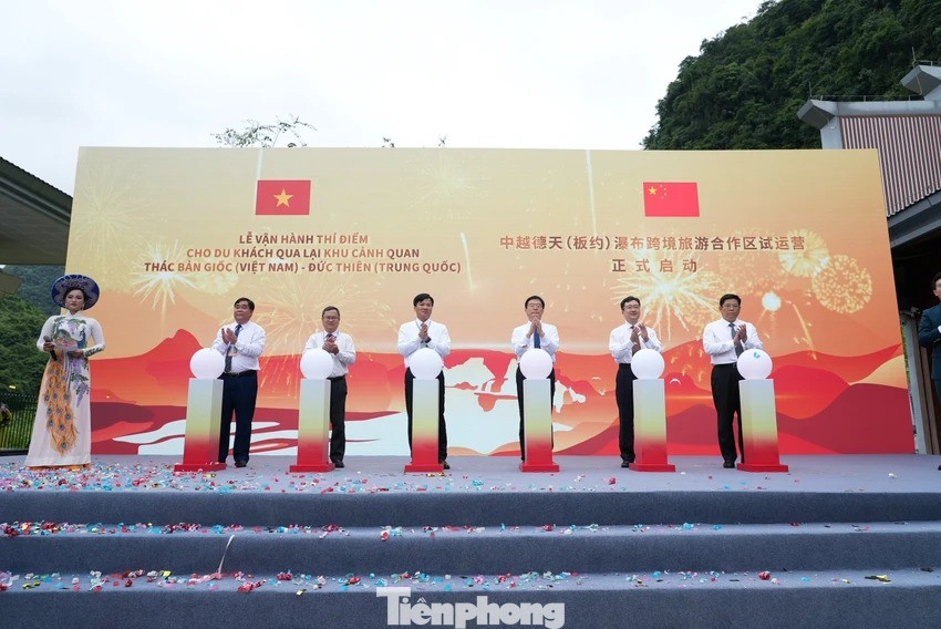 Nghi lễ vận hành thí điểm cho du khách qua lại cảnh quan thác Bản Giốc. Nghi lễ vận hành thí điểm cho du khách qua lại cảnh quan thác Bản Giốc.