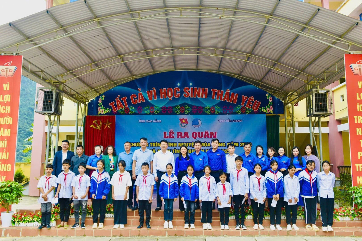 Tuổi trẻ 2 tỉnh Cao Bằng, Tiền Giang và lãnh đạo địa phương chụp ảnh lưu niệm với thầy cô giáo và học sinh Trường PTDT bán trú THCS Công Trừng, huyện Hòa An. Tuổi trẻ 2 tỉnh Cao Bằng, Tiền Giang và lãnh đạo địa phương chụp ảnh lưu niệm với thầy cô giáo và học sinh Trường PTDT bán trú THCS Công Trừng, huyện Hòa An.