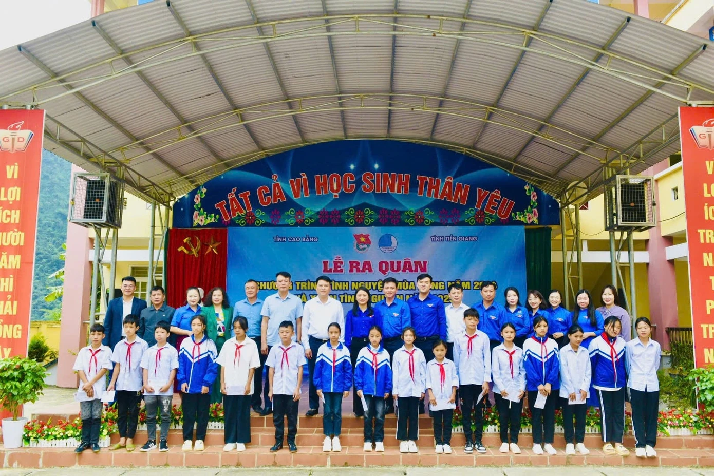 Tuổi trẻ 2 tỉnh Cao Bằng, Tiền Giang và lãnh đạo địa phương chụp ảnh lưu niệm với thầy cô giáo và học sinh Trường PTDT bán trú THCS Công Trừng, huyện Hòa An.