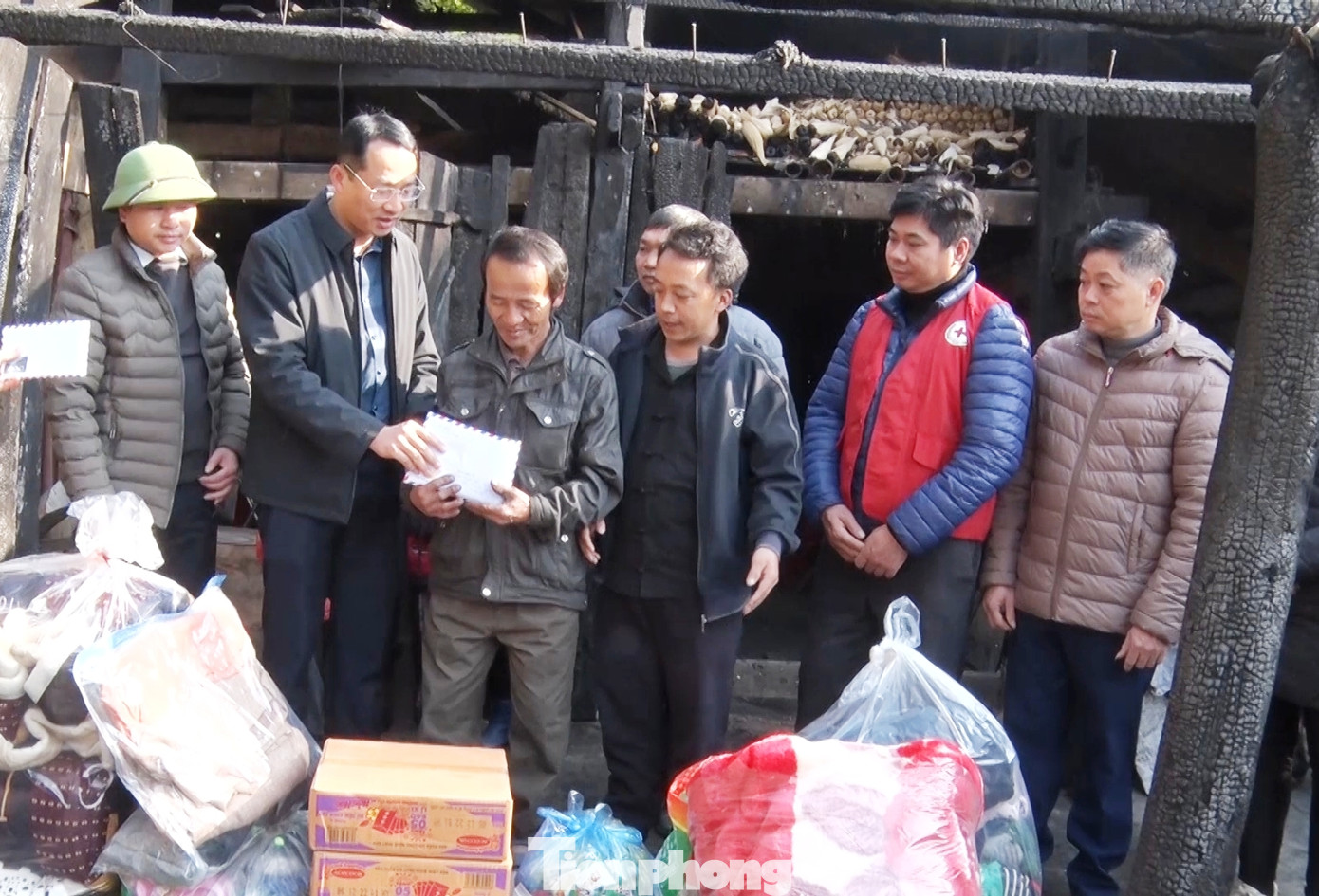 Cấp ủy, chính quyền, nhân dân hỗ trợ gia đình cụ Sải ổn định cuộc sống sau vụ hỏa hoạn. Ảnh: CB