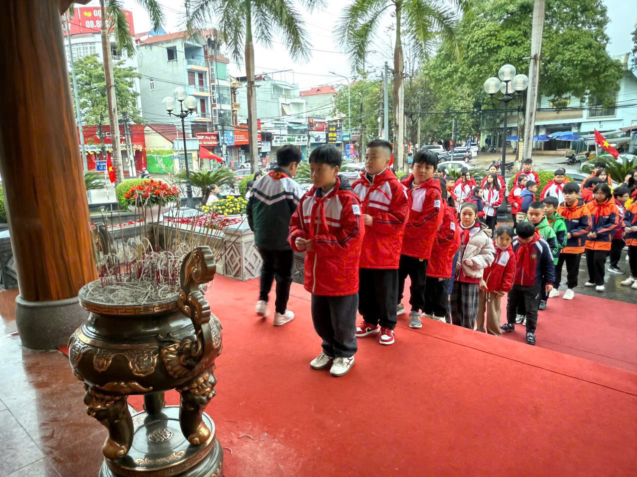 Dâng hương, dâng hoa lên Bác Hồ kính yêu nhân Đại hội Cháu ngoan Bác Hồ thành phố Lạng Sơn lần thứ II năm 2025. Dâng hương, dâng hoa lên Bác Hồ kính yêu nhân Đại hội Cháu ngoan Bác Hồ thành phố Lạng Sơn lần thứ II năm 2025.
