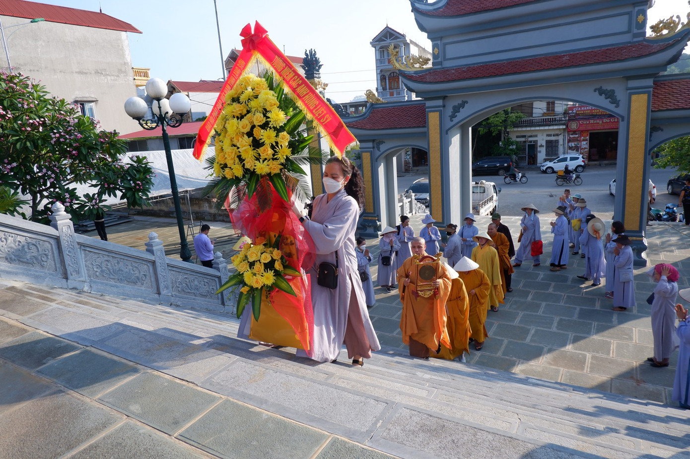 Ban Trị sự Giáo hội Phật giáo Việt Nam tỉnh Lạng Sơn dâng hương, dâng hoa viếng Nghĩa trang liệt sỹ ở thành phố Lạng Sơn. Ảnh: Duy Chiến