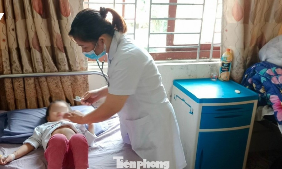 Các trẻ mầm non ở Văn Quan nhập viện điều trị.