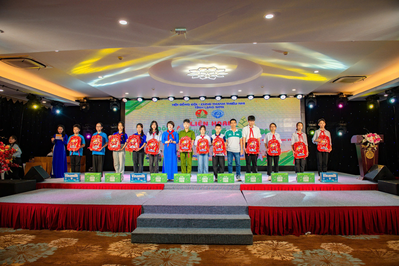 Ban tổ chức trao tặng quà cho các thí sinh tham dự Liên hoan.