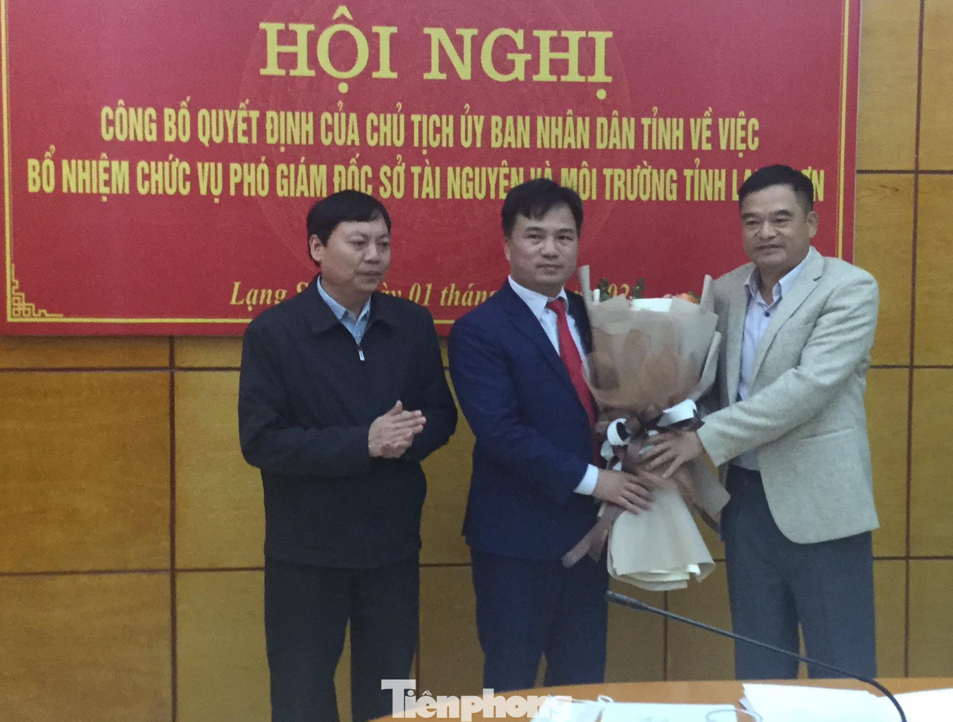 Tập thể lãnh đạo Sở TN & MT tỉnh Lạng Sơn tặng hoa chúc mừng ông Nguyễn Hữu Trực (giữa). Ảnh: Duy Chiến Tập thể lãnh đạo Sở TN & MT tỉnh Lạng Sơn tặng hoa chúc mừng ông Nguyễn Hữu Trực (giữa). Ảnh: Duy Chiến