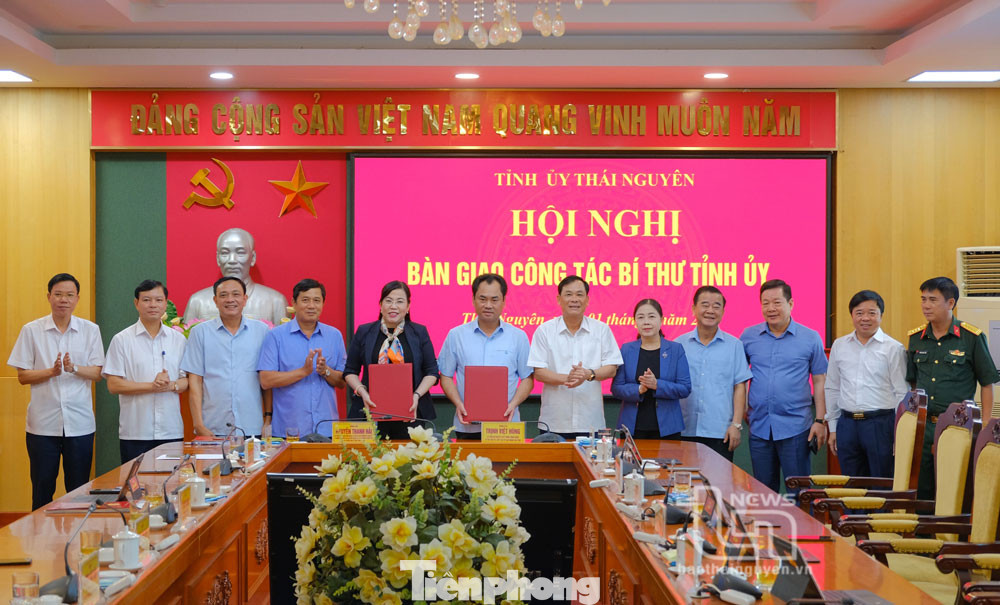 Hội nghị bàn giao công việc Bí thư Tỉnh ủy Thái Nguyên.