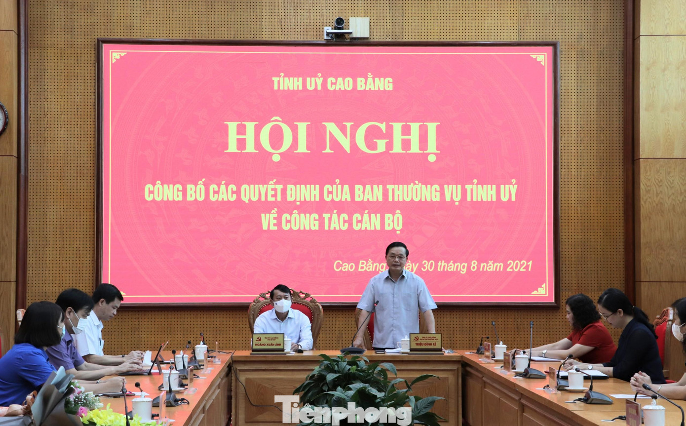 Phát biểu giao nhiệm vụ, Phó bí thư TT tỉnh ủy Cao Bằng mong muốn tân lãnh đạo sở, ngành vừa được luận chuyển nỗ lực, gặt hái được nhiều thành công hơn nữa. Ảnh: Q. Anh