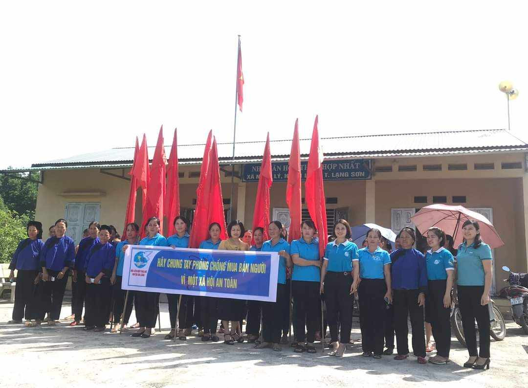 Cùng đồng lòng giữ gìn hạnh phúc, chống bạo lực gia đình. Cùng đồng lòng giữ gìn hạnh phúc, chống bạo lực gia đình.