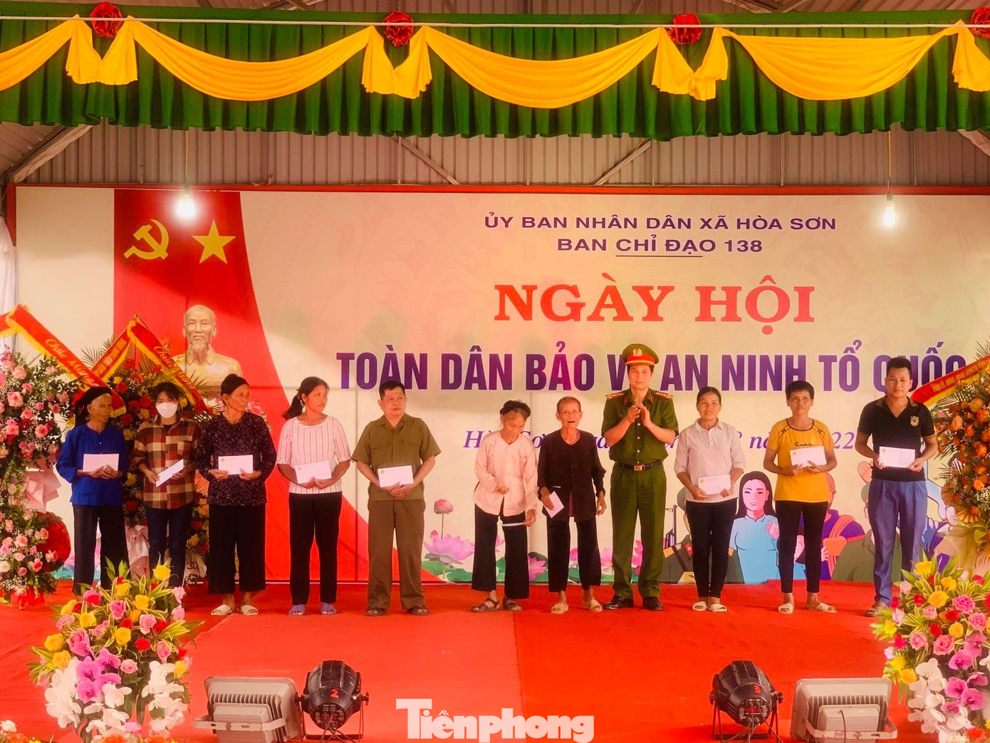 Công an tỉnh Lạng Sơn tặng quà cho gia đình chính sách, hộ nghèo trên địa bàn huyện Hữu Lũng -Ảnh: Duy Chiến