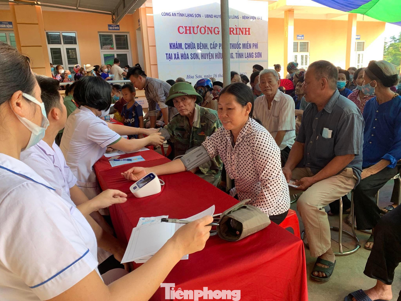 Các y, bác sỹ bệnh viện 198 Bộ Công an khám chữa bệnh cho nhân dân -Ảnh: Duy Chiến