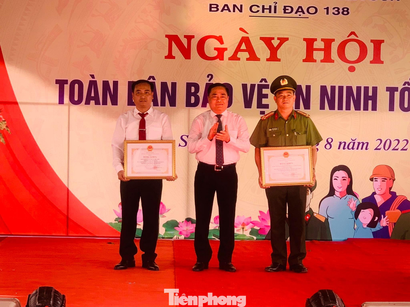 Chủ tịch UBND tỉnh Lạng Sơn trao tặng Bằng khen cho 2 tập thể có nhiều thành tích xuất sắc trong công tác bảo vệ ANTQ. Ảnh: Duy Chiến