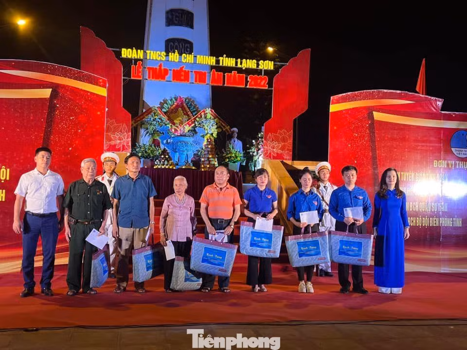 Tuổi trẻ các dân tộc xứ Lạng tri ân các gia đình thương binh, liệt sỹ, gia đình chính sách trên địa bàn -Ảnh: Duy Chiến
