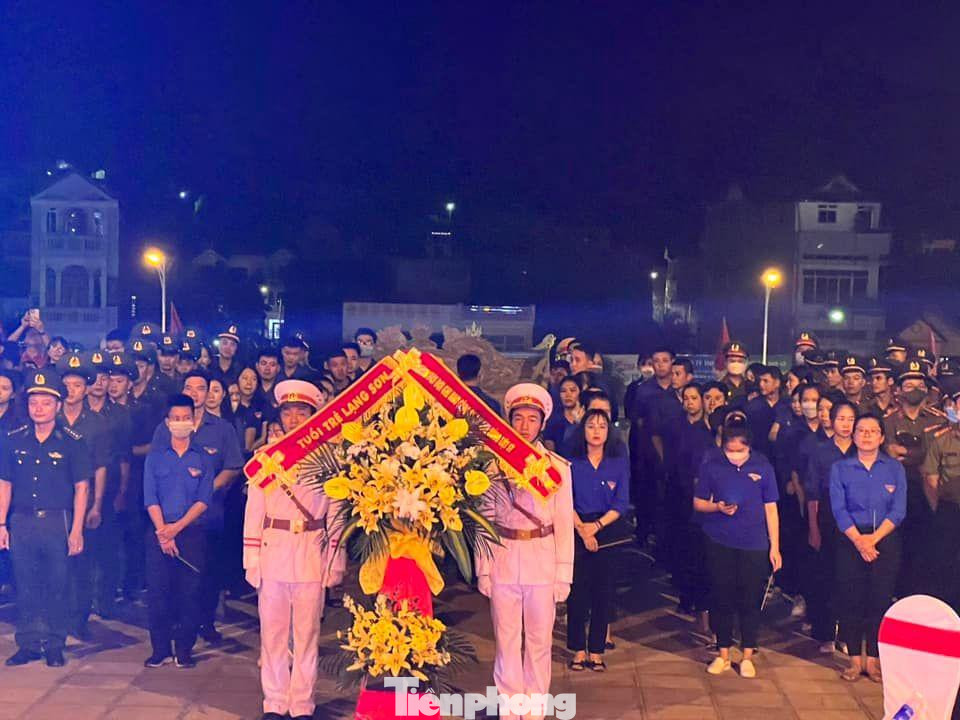 Tuổi trẻ Lạng Sơn dâng hương, dâng hoa tưởng niệm các Anh hùng liệt sỹ. -Ảnh: Duy Chiến