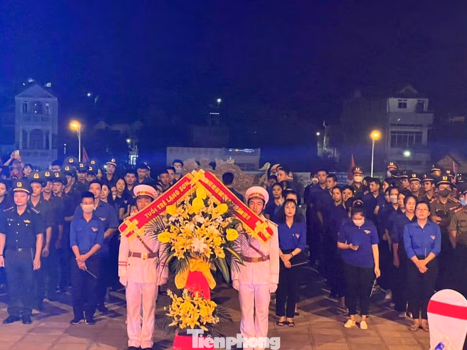 Tuổi trẻ Lạng Sơn dâng hương, dâng hoa tưởng niệm các Anh hùng liệt sỹ. -Ảnh: Duy Chiến