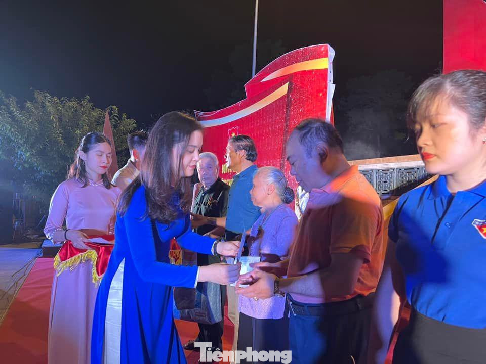 Tỉnh Đoàn Lạng Sơn tặng quà, tri ân các gia đình chính sách. -Ảnh: Duy Chiến