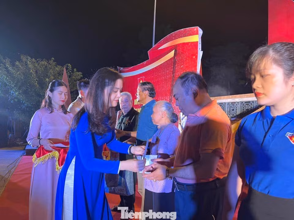 Tỉnh Đoàn Lạng Sơn tặng quà, tri ân các gia đình chính sách. -Ảnh: Duy Chiến
