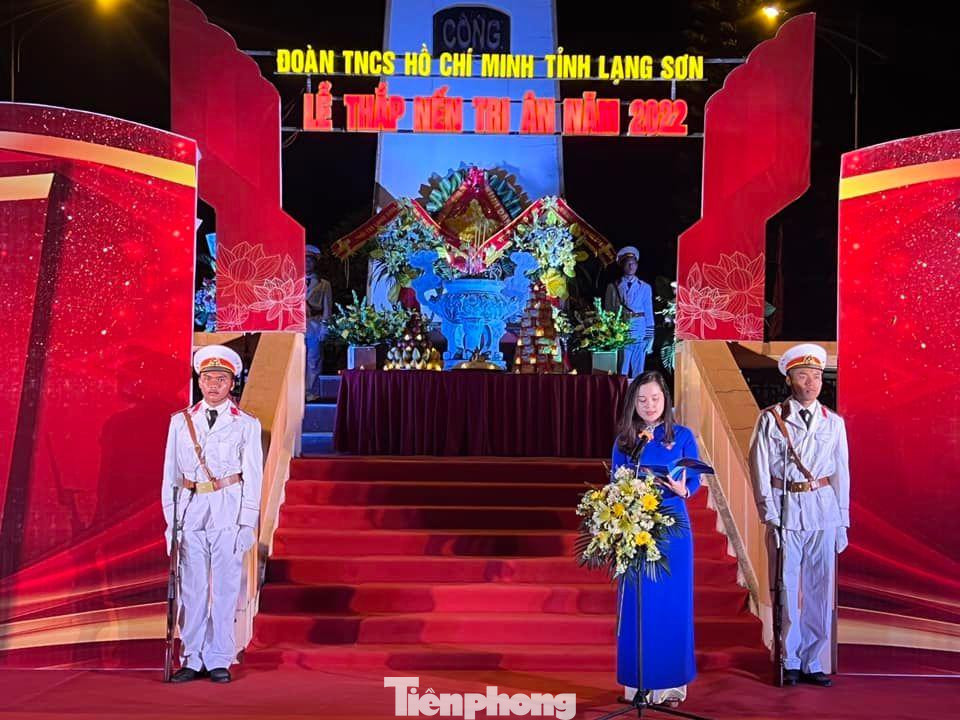 Chị Đinh Thị Anh Thư, Bí thư Tỉnh Đoàn Lạng Sơn thay mặt tuổi trẻ các dân tộc xứ Lạng phát biểu, tri ân các thế hệ cha, anh đi trước đã ngã xuống vì độc lập, tự do của Tổ quốc.