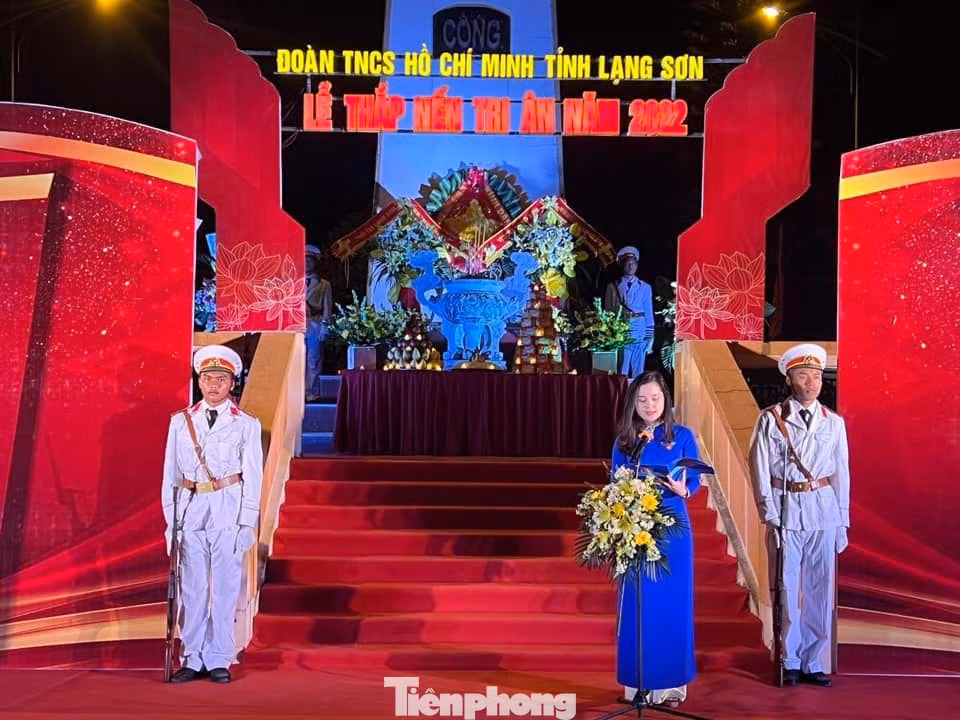 Chị Đinh Thị Anh Thư, Bí thư Tỉnh Đoàn Lạng Sơn thay mặt tuổi trẻ các dân tộc xứ Lạng phát biểu, tri ân các thế hệ cha, anh đi trước đã ngã xuống vì độc lập, tự do của Tổ quốc.