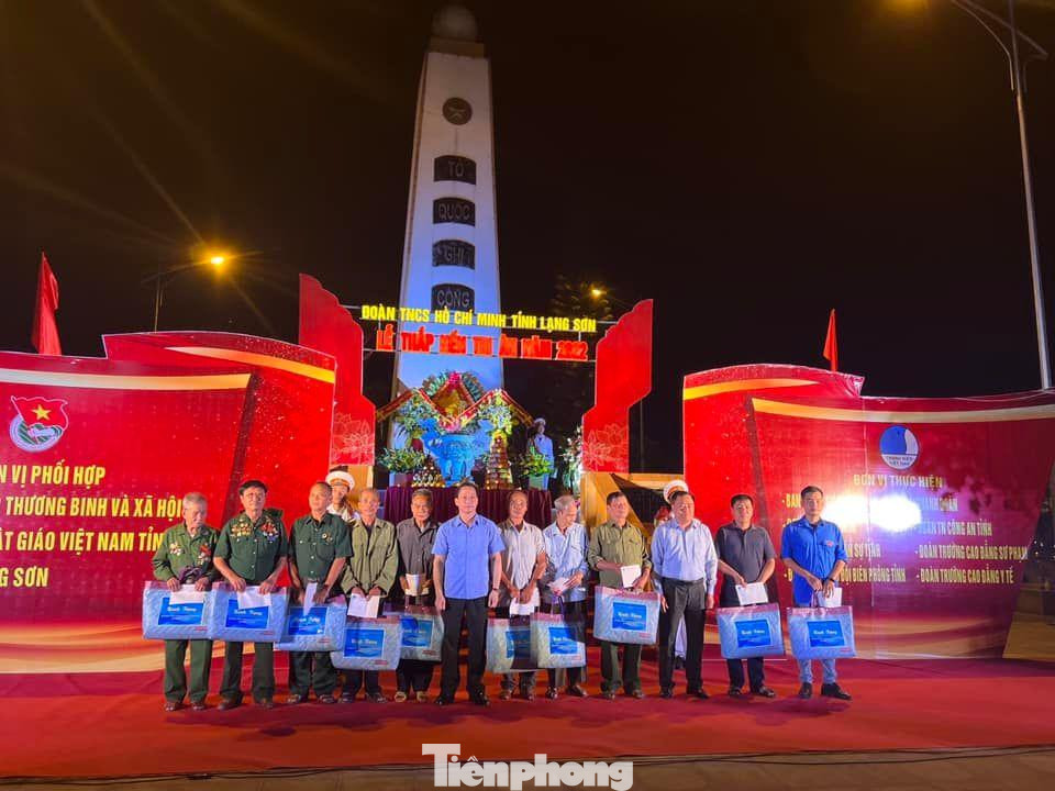 Tối 24/7, trong Lễ thắp nến tri ân các Liệt sỹ tại Nghĩa trang thành phố Lạng Sơn, Lãnh đạo tỉnh Lạng Sơn, sở ban ngành địa phương trao tặng nhiều phần quà dành cho gia đình thương binh, liệt sỹ -Ảnh: Duy Chiến