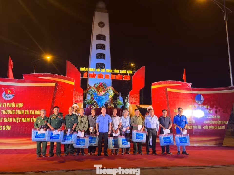 Tối 24/7, trong Lễ thắp nến tri ân các Liệt sỹ tại Nghĩa trang thành phố Lạng Sơn, Lãnh đạo tỉnh Lạng Sơn, sở ban ngành địa phương trao tặng nhiều phần quà dành cho gia đình thương binh, liệt sỹ -Ảnh: Duy Chiến