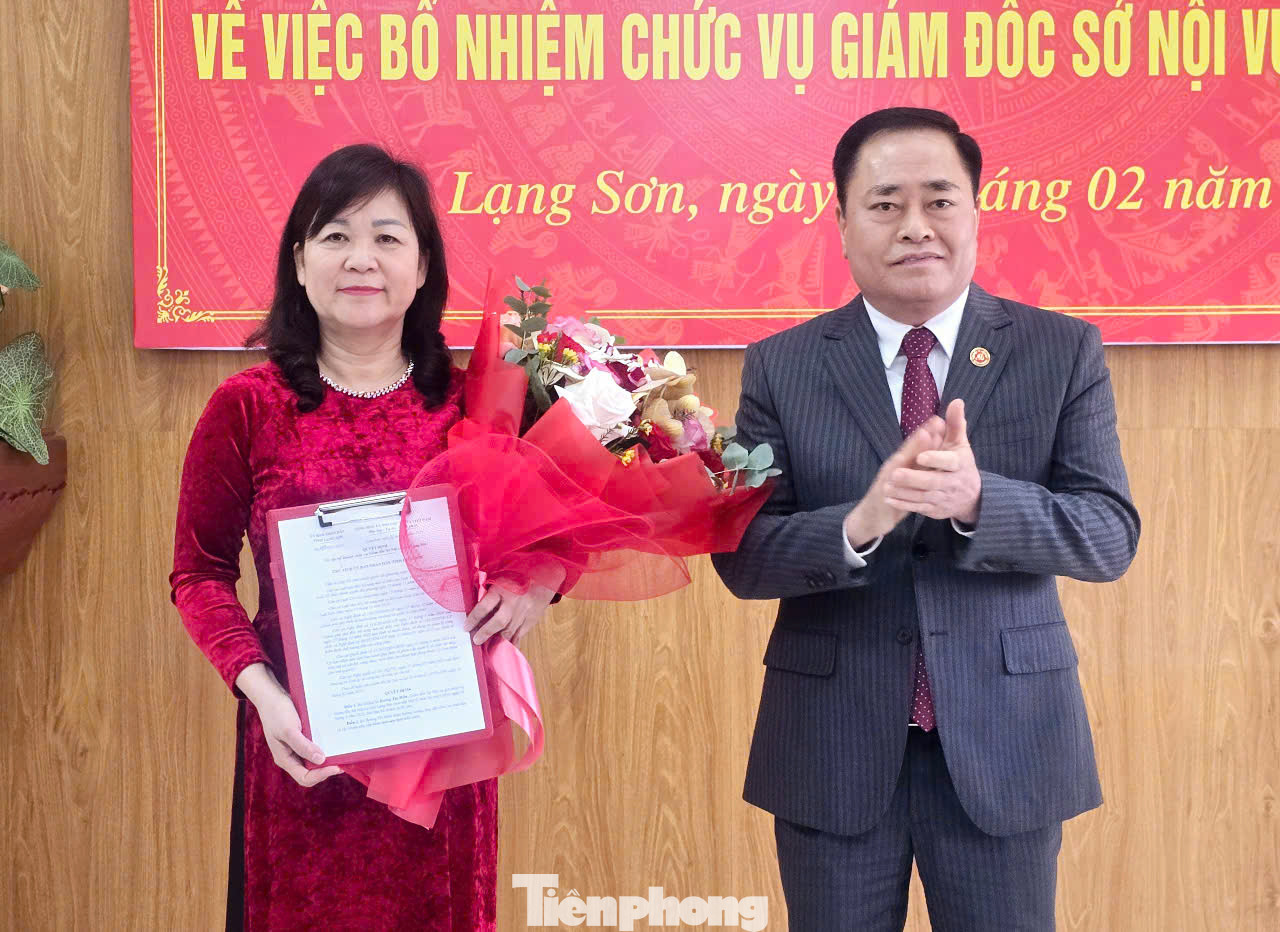 Bà Hoàng Thị Hiền (bên trái) tân Giám đốc Sở Nội vụ tỉnh Lạng Sơn nhận Quyết định, hoa chúc mừng của Chủ tịch UBND tỉnh Lạng Sơn. Ảnh: Duy Chiến. Bà Hoàng Thị Hiền (bên trái) tân Giám đốc Sở Nội vụ tỉnh Lạng Sơn nhận Quyết định, hoa chúc mừng của Chủ tịch UBND tỉnh Lạng Sơn. Ảnh: Duy Chiến.