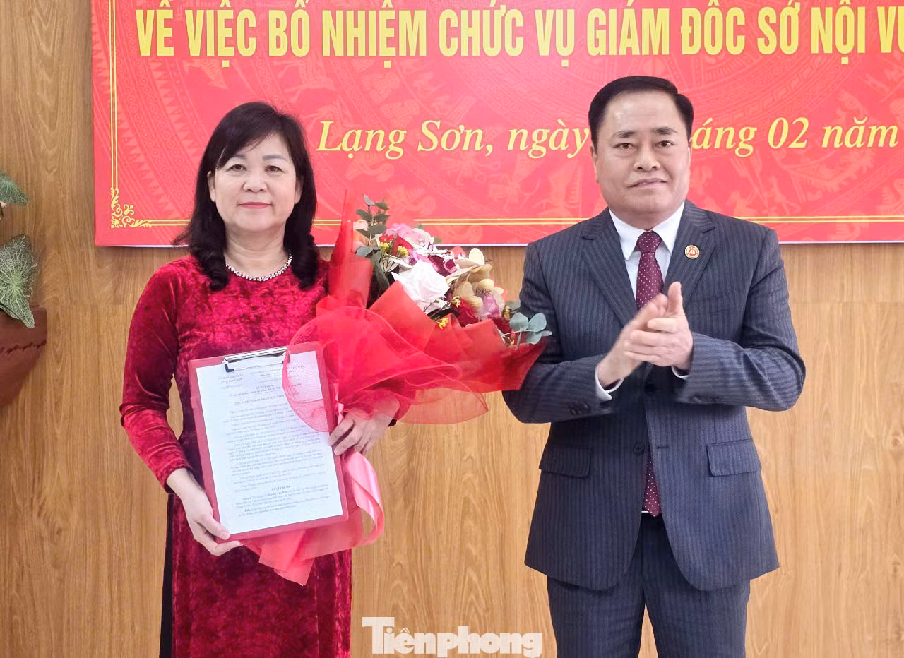 Bà Hoàng Thị Hiền (bên trái) tân Giám đốc Sở Nội vụ tỉnh Lạng Sơn nhận Quyết định, hoa chúc mừng của Chủ tịch UBND tỉnh Lạng Sơn. Ảnh: Duy Chiến.