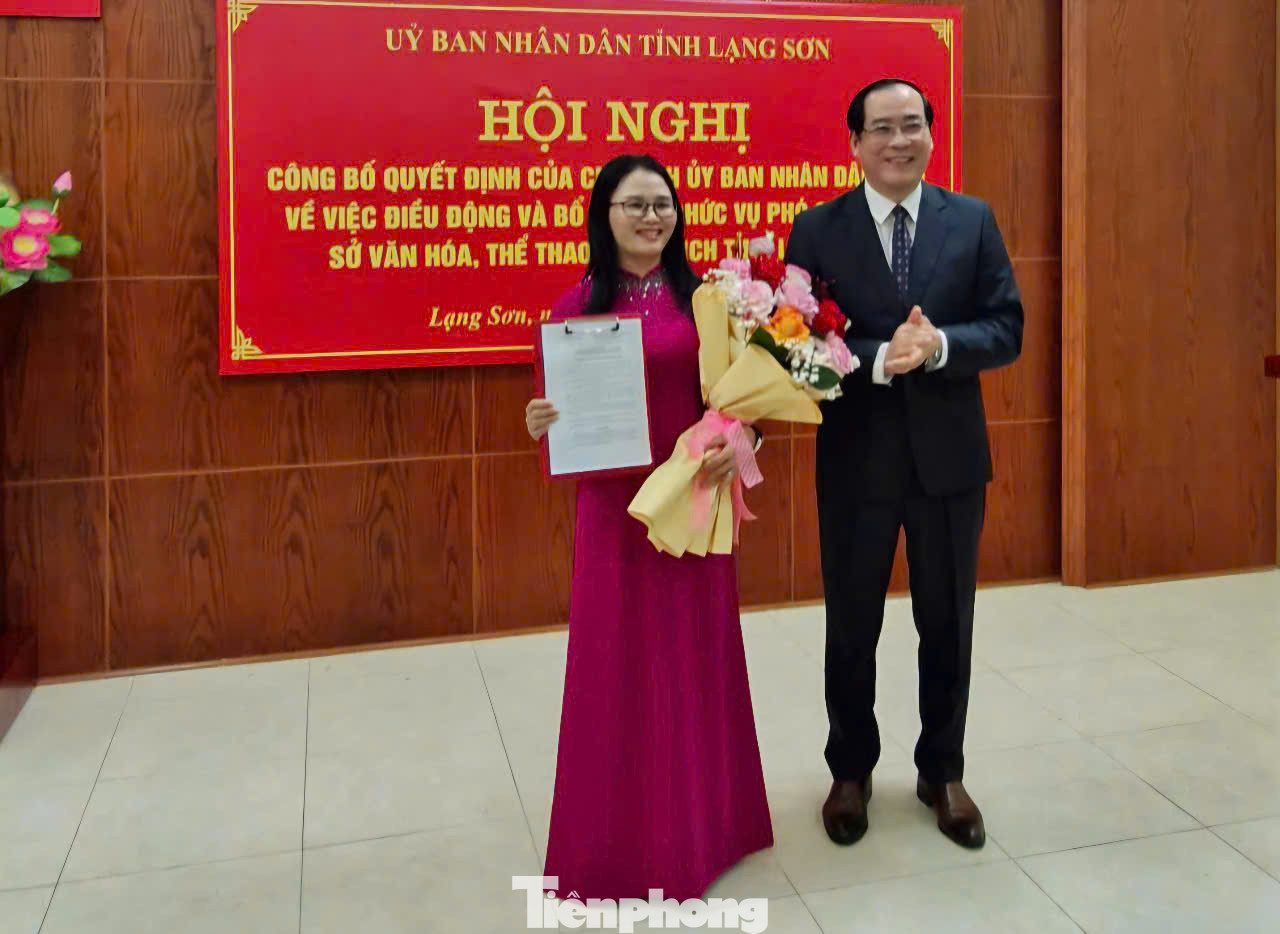 Bà Lê Hải Yến, tân Phó Giám đốc Sở Văn hóa- Thể thao và Du lịch nhận quyết định, hoa chúc mừng của lãnh đạo UBND tỉnh Lạng Sơn. Bà Lê Hải Yến, tân Phó Giám đốc Sở Văn hóa- Thể thao và Du lịch nhận quyết định, hoa chúc mừng của lãnh đạo UBND tỉnh Lạng Sơn.