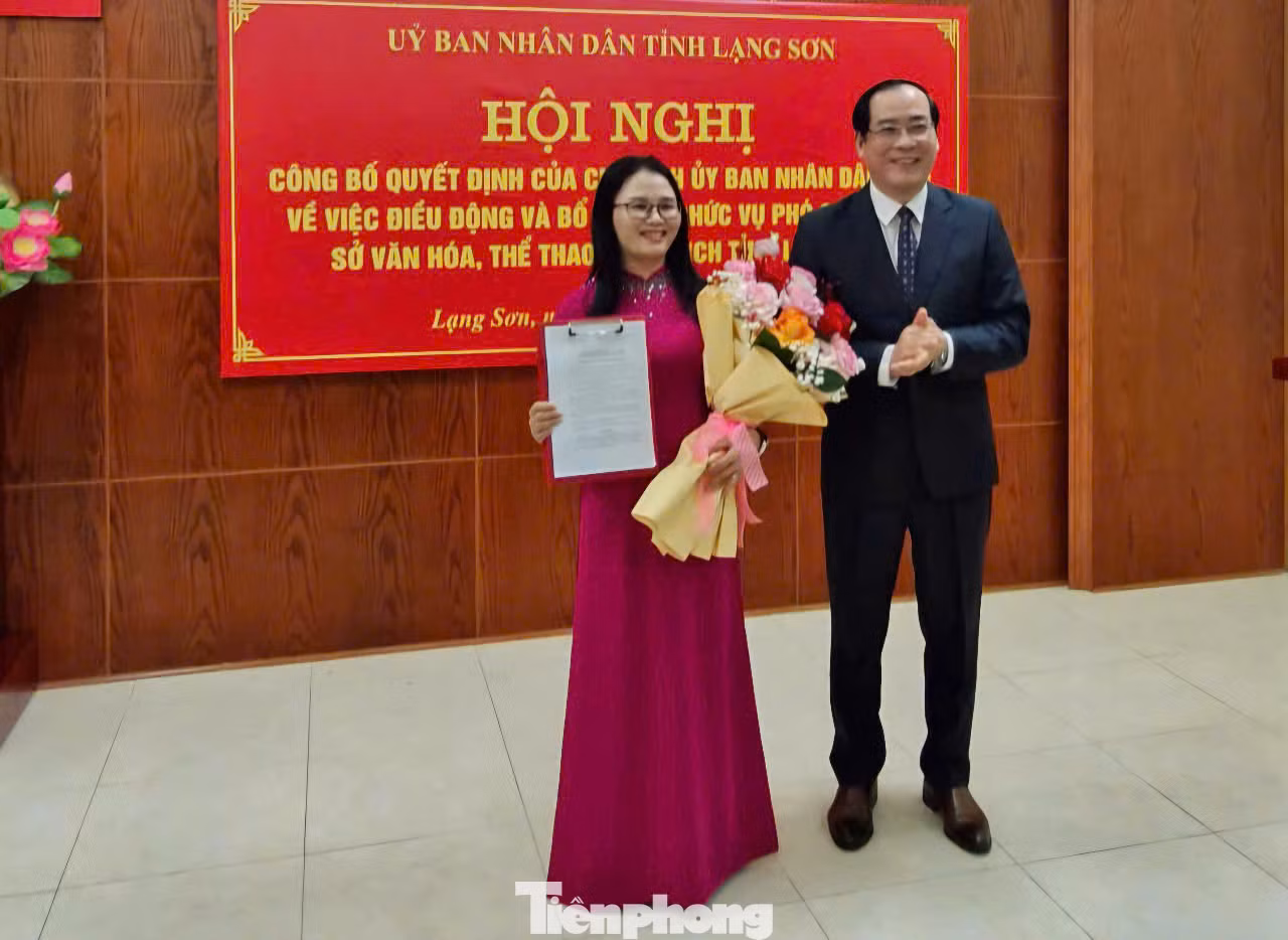 Bà Lê Hải Yến, tân Phó Giám đốc Sở Văn hóa- Thể thao và Du lịch nhận quyết định, hoa chúc mừng của lãnh đạo UBND tỉnh Lạng Sơn.