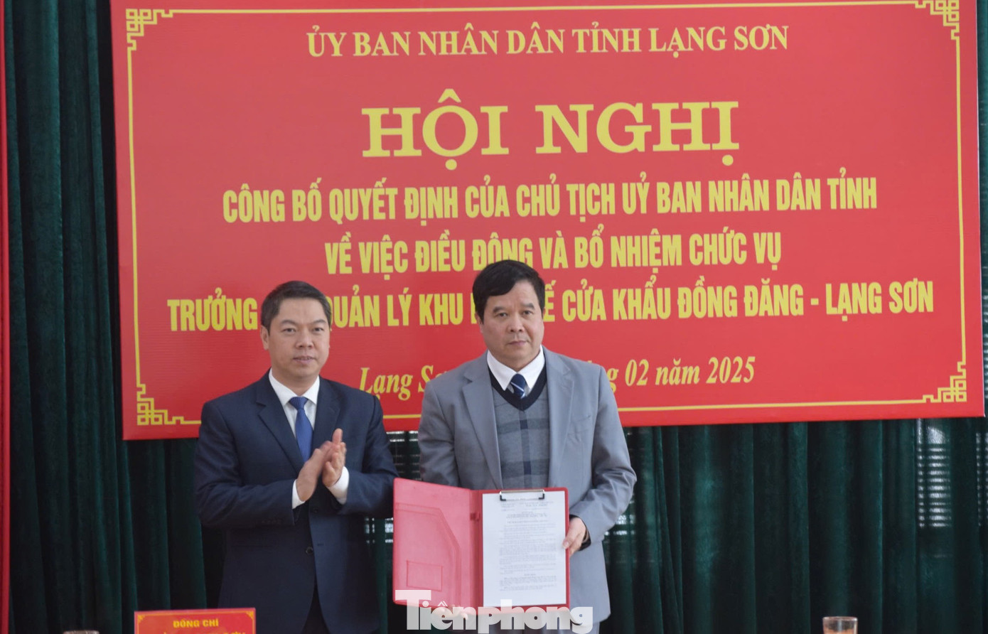 Lãnh đạo UBND tỉnh Lạng Sơn trao Quyết định bổ nhiệm chức vụ Trưởng Ban quản lý Khu kinh tế Cửa khẩu Đồng Đăng- Lạng Sơn cho ông Nguyễn Quốc Toàn. Lãnh đạo UBND tỉnh Lạng Sơn trao Quyết định bổ nhiệm chức vụ Trưởng Ban quản lý Khu kinh tế Cửa khẩu Đồng Đăng- Lạng Sơn cho ông Nguyễn Quốc Toàn.