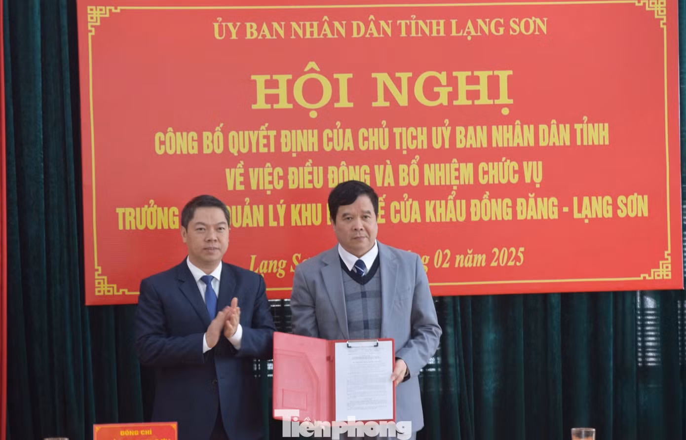 Lãnh đạo UBND tỉnh Lạng Sơn trao Quyết định bổ nhiệm chức vụ Trưởng Ban quản lý Khu kinh tế Cửa khẩu Đồng Đăng- Lạng Sơn cho ông Nguyễn Quốc Toàn.