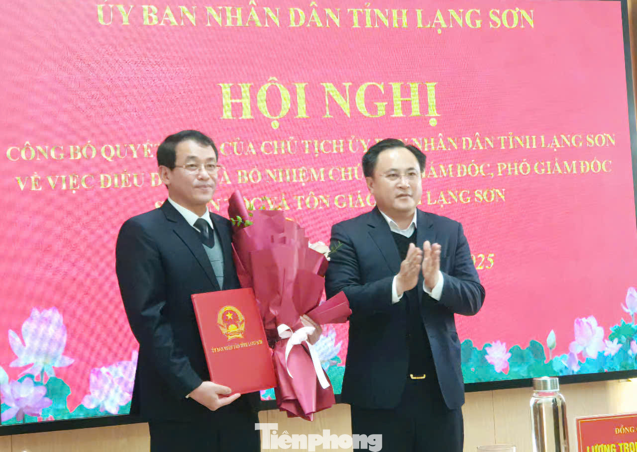Lãnh đạo UBND tỉnh Lạng Sơn trao quyết định, hoa cho ông Phạm Đức Huân (bên trái). Ảnh: Duy Chiến. Lãnh đạo UBND tỉnh Lạng Sơn trao quyết định, hoa cho ông Phạm Đức Huân (bên trái). Ảnh: Duy Chiến.