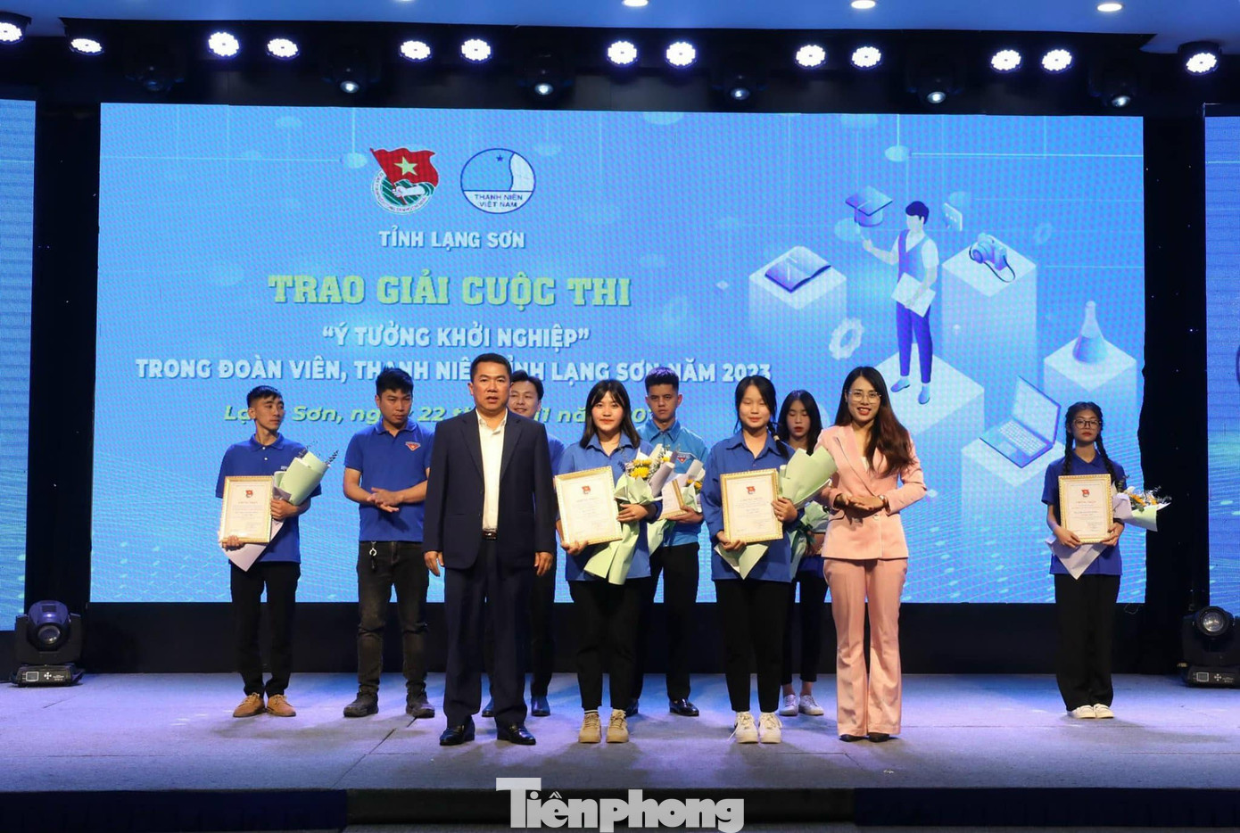 Trao giải cuộc thi "Ý tưởng khởi nghiệp". Ảnh: Duy Chiến