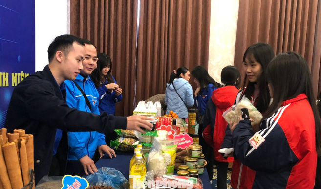 Trưng bày, quảng bá giới thiệu các sản phẩm khởi nghiệp. Ảnh: Duy Chiến