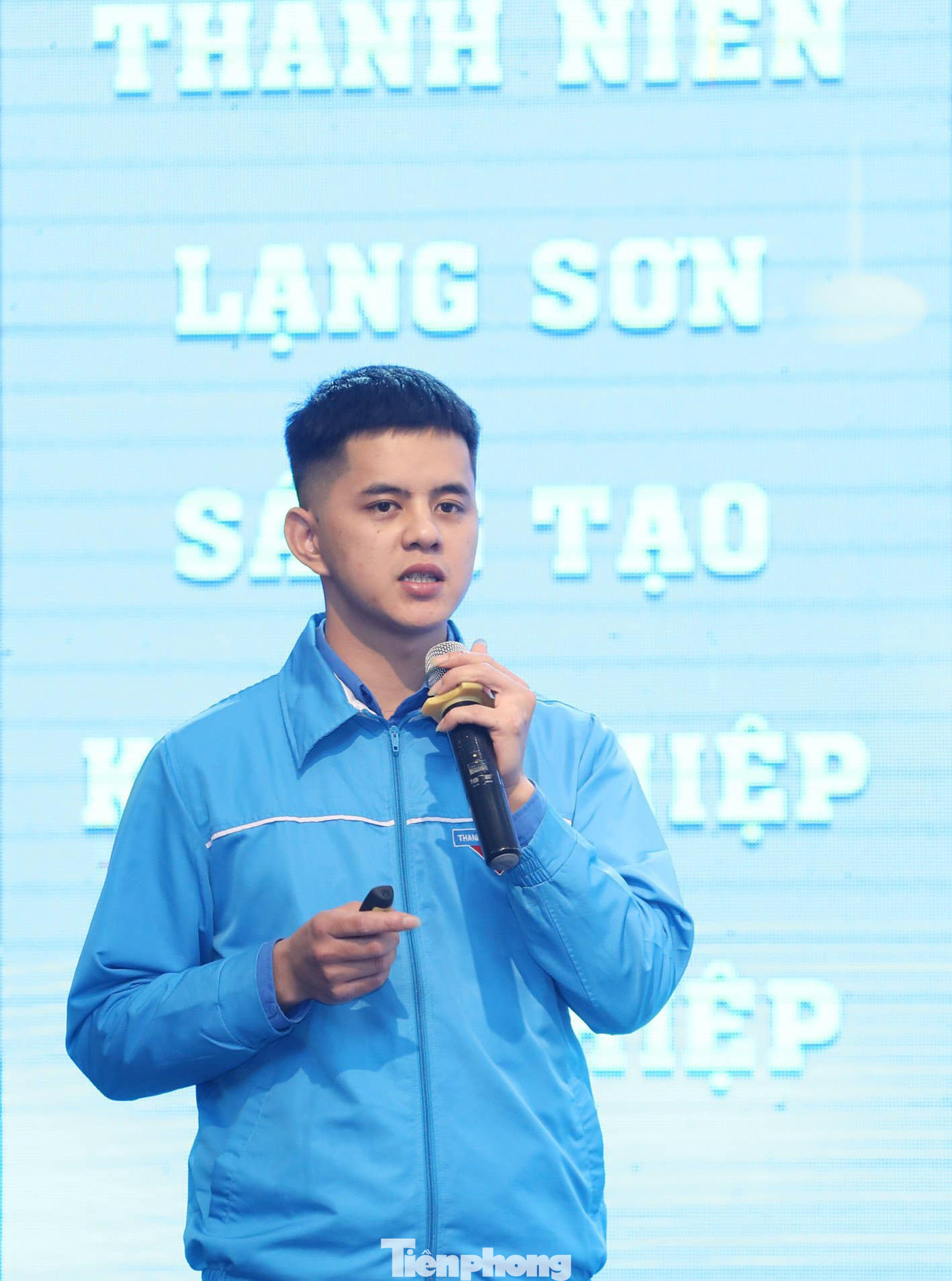 Các đại biểu trao đổi kinh nghiệm khởi nghiệp sáng tạo.