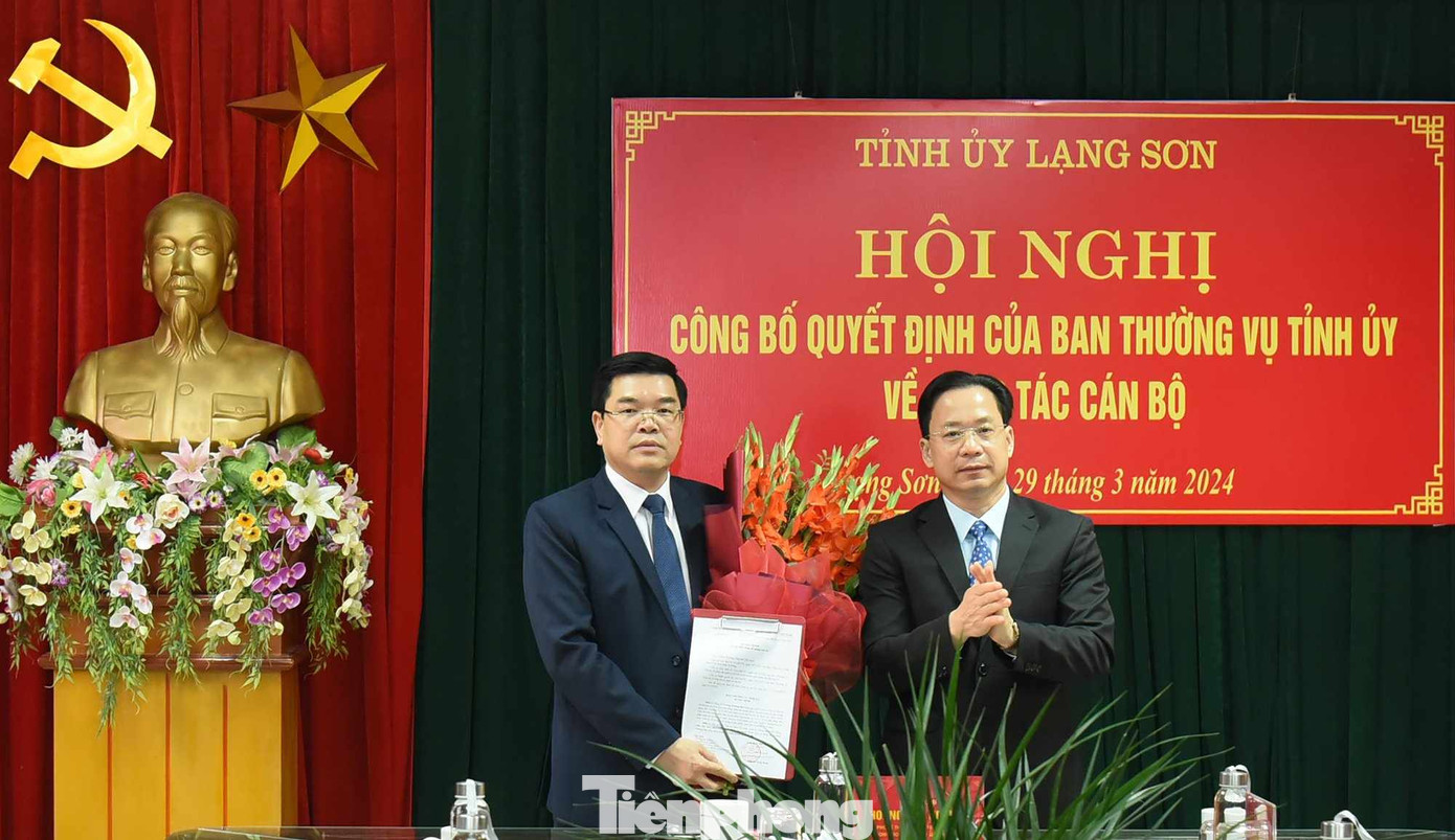 Ông Lương Trương Đạt (bìa trái) nhận quyết định, hoa chúc mừng của lãnh đạo Tỉnh ủy Lạng Sơn. Ảnh: Duy Chiến Ông Lương Trương Đạt (bìa trái) nhận quyết định, hoa chúc mừng của lãnh đạo Tỉnh ủy Lạng Sơn. Ảnh: Duy Chiến