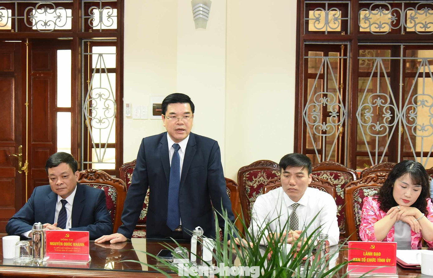 Tân Phó Trưởng ban Tổ chức Tỉnh ủy Lương Trương Đạt phát biểu nhận nhiệm vụ. Tân Phó Trưởng ban Tổ chức Tỉnh ủy Lương Trương Đạt phát biểu nhận nhiệm vụ.