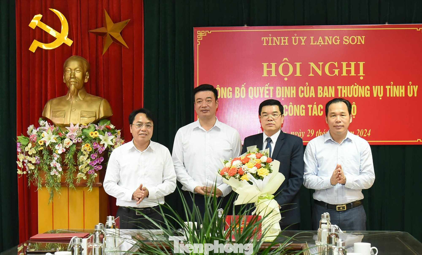 Tập thể lãnh đạo huyện Bình Gia, Lạng Sơn chúc mừng tân Phó Trưởng ban Tổ chức tỉnh ủy Lương Trương Đạt. Ảnh: Duy Chiến Tập thể lãnh đạo huyện Bình Gia, Lạng Sơn chúc mừng tân Phó Trưởng ban Tổ chức tỉnh ủy Lương Trương Đạt. Ảnh: Duy Chiến