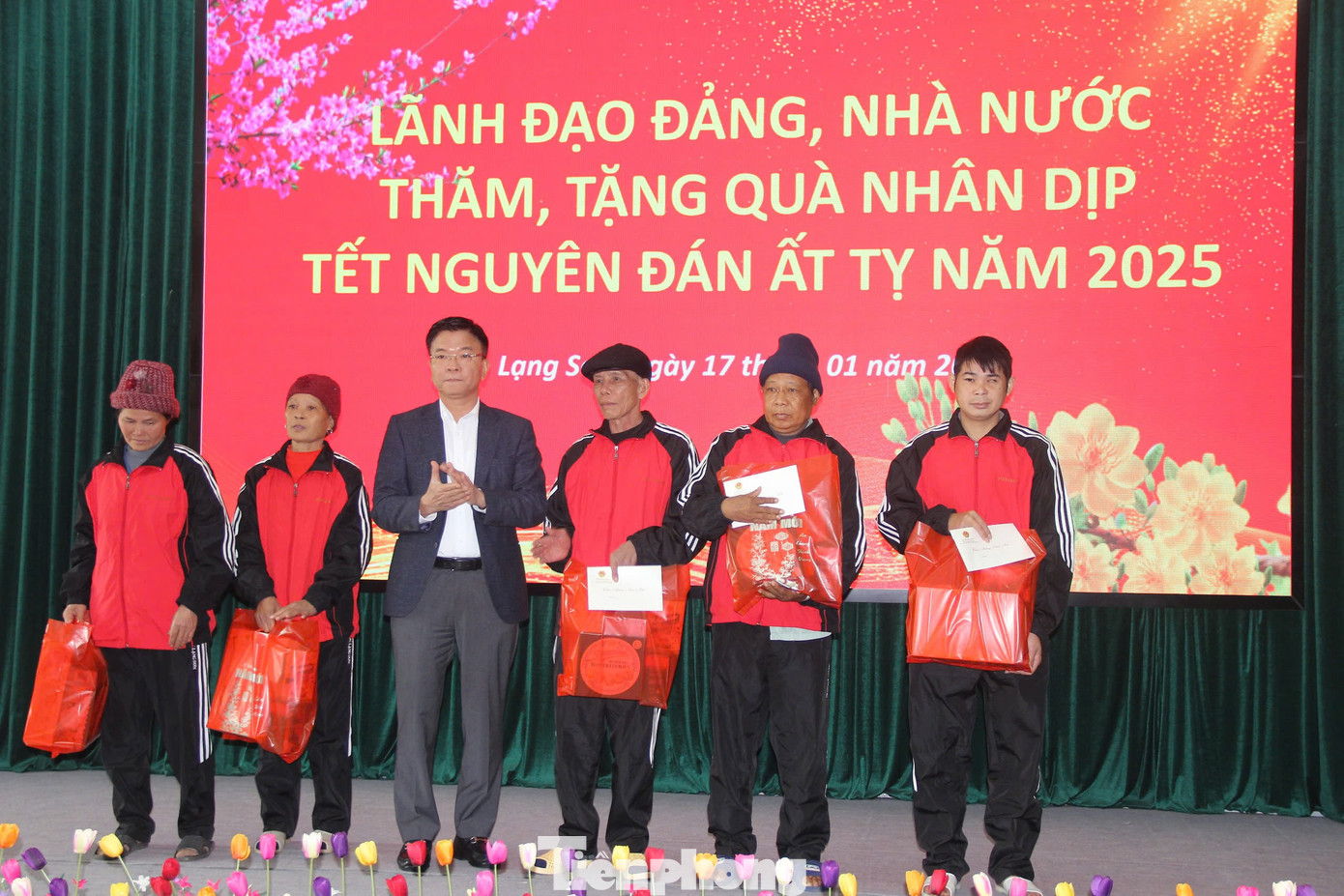 Phó Thủ tướng tặng quà cho các bệnh nhân.