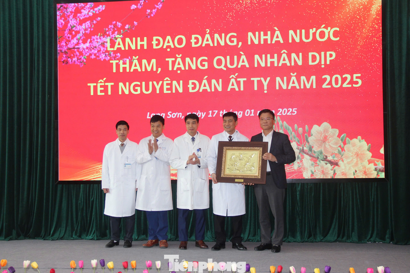 Phó Thủ tướng tặng quà cho tập thể Bệnh viện Đa khoa tỉnh Lạng Sơn.