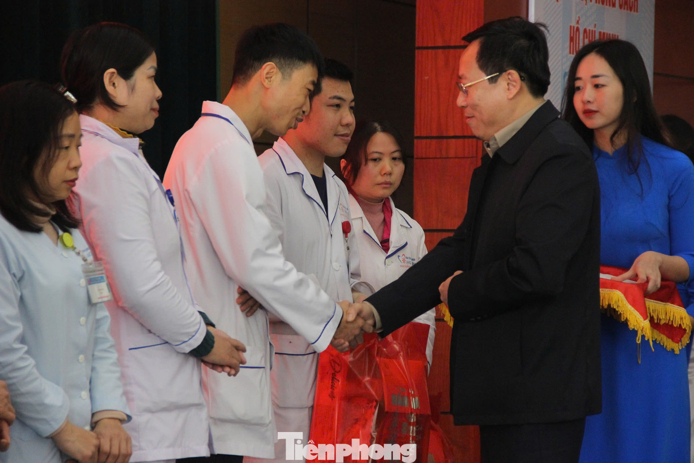 Các y bác sỹ, người lao động có hoàn cảnh khó khăn Bệnh viện Đa khoa Lạng Sơn nhận quà hỗ trợ.