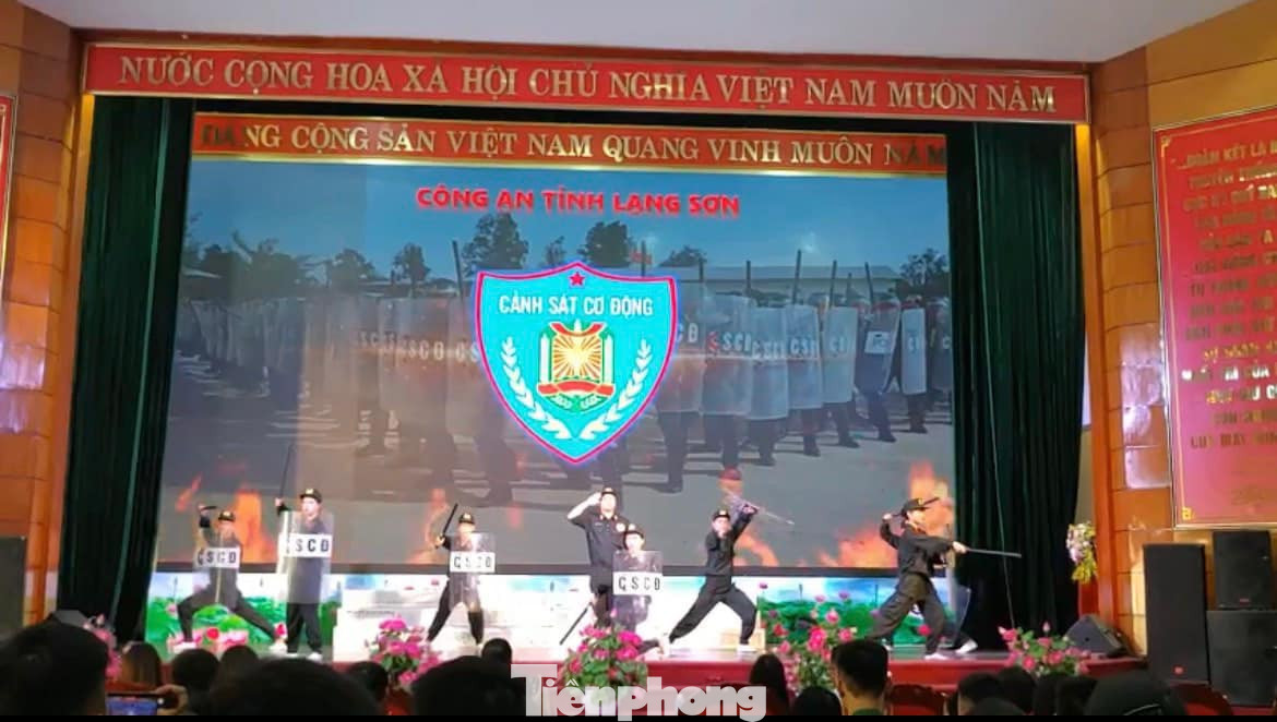 Lực lượng thanh niên Cảnh sát cơ động tham gia các tiết mục văn nghệ sôi nổi. Ảnh: Duy Chiến