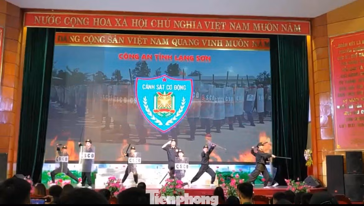 Lực lượng thanh niên Cảnh sát cơ động tham gia các tiết mục văn nghệ sôi nổi. Ảnh: Duy Chiến