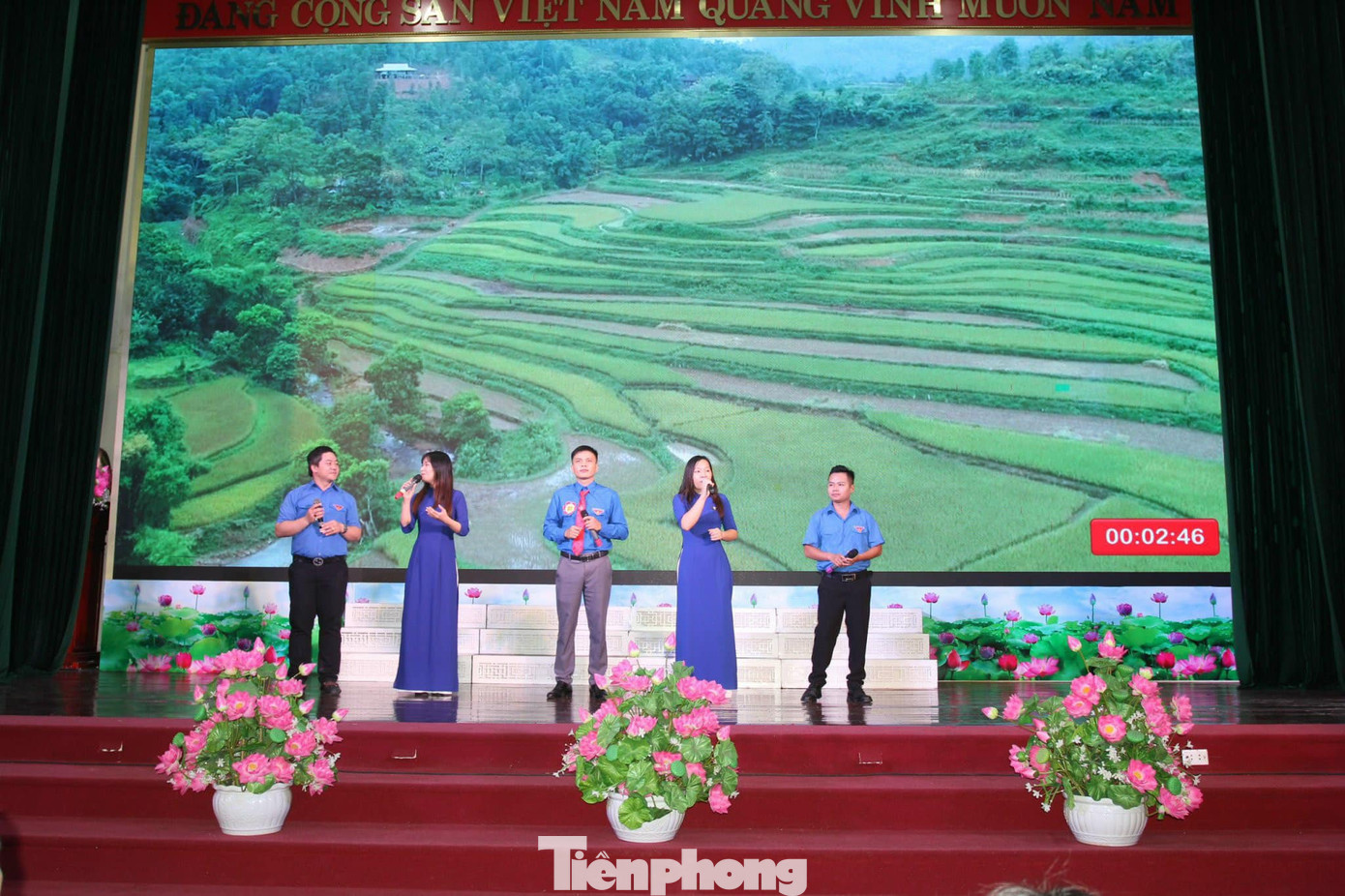 Cán bộ Đoàn thể hiện tài năng thuyết trình, ca hát. Ảnh: Duy Chiến