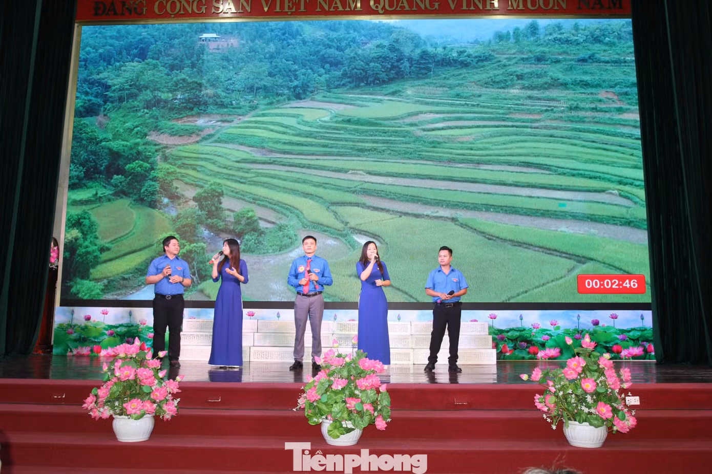 Cán bộ Đoàn thể hiện tài năng thuyết trình, ca hát. Ảnh: Duy Chiến