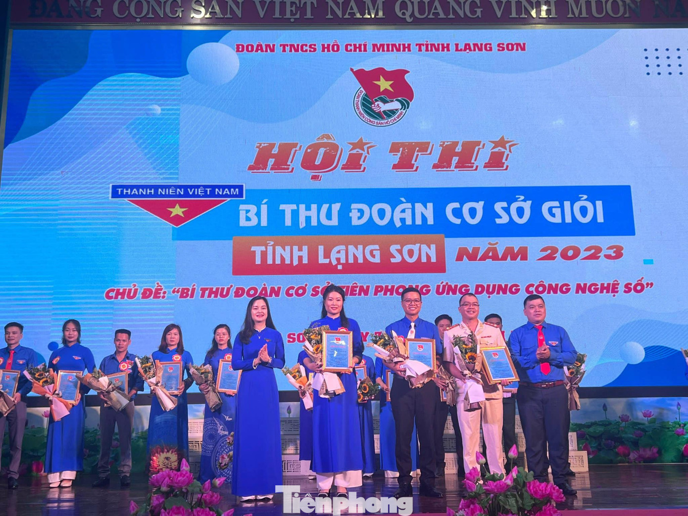 Thường trực Tỉnh Đoàn Lạng Sơn trao những giải cao của Hội thi. Ảnh: Duy Chiến